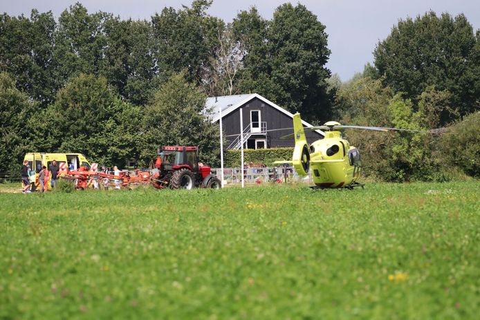 Bij kampeerboerderij Peppelenburg in Otterlo is een persoon zwaargewond geraakt.