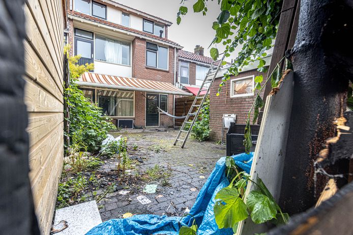 Een bewoner zet een paar jaar terug in de Zwolse wijk Holtenbroek zijn huis in de fik. Buren ervaarden veel overlast.
