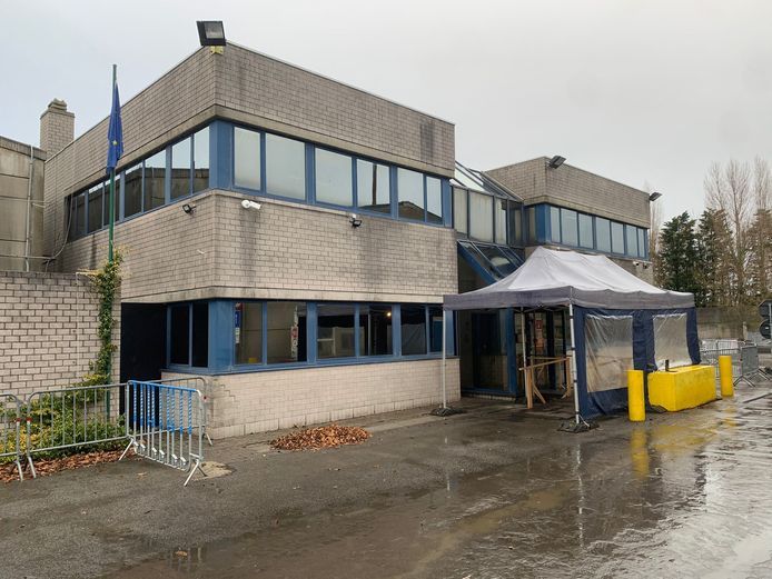 Het nieuwe vaccinatiecentrum in de Rochesterlaan in Gistel, de kantoren van de voormalige Galloo-site.