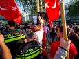 Turkse Amsterdammers vieren feest op straat. Recep Tayyip Erdogan heeft de overwinning geclaimd in de tweede ronde van de Turkse presidentsverkiezingen.