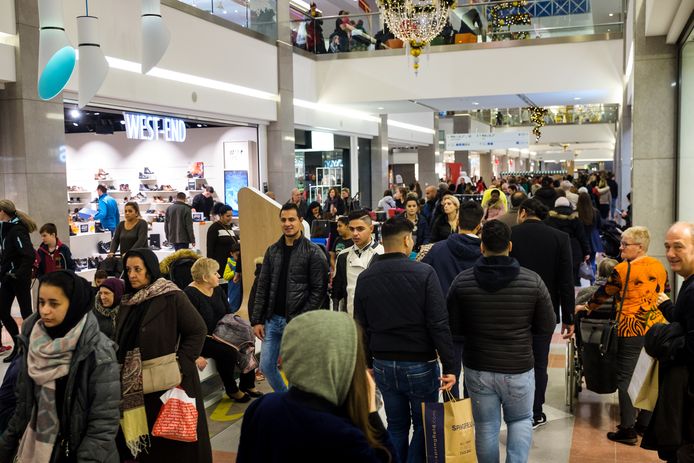 Overrompeling in het Wijnegem Shopping Center vanwege het Black Friday weekend.