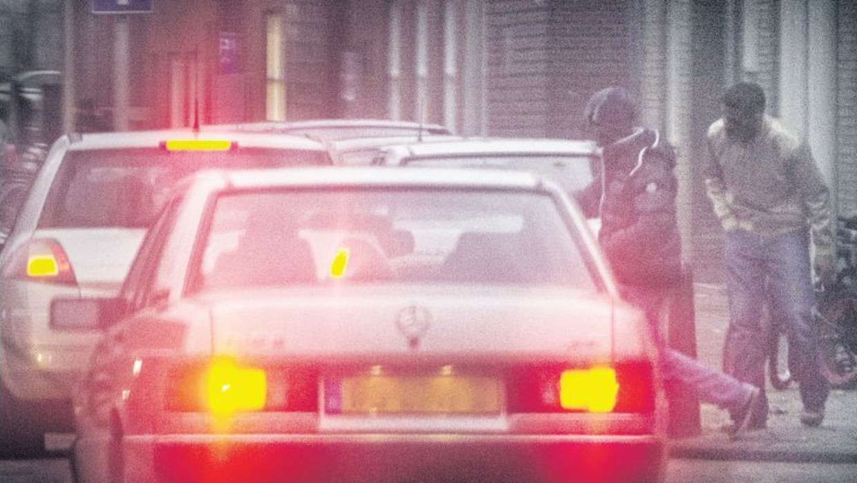 Veel jongeren in de Schilderswijk komen aan het begin van de avond buiten om illegale zaakjes te doen. ©PATRICK POST Beeld 