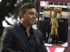 Hilariteit om enorme bobbel bij standbeeld voormalig River Plate-coach: ‘Je moet ballen hebben’
