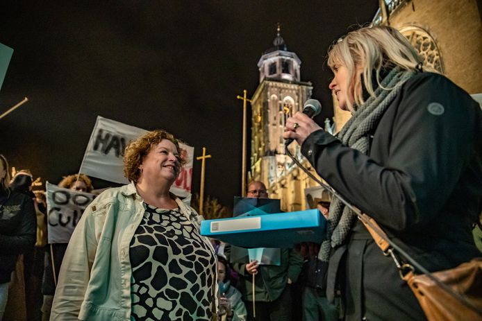 Wethouder Ilse Duursma (links) nam onlangs flink wat handtekeningen in ontvangst met als strekking dat Deventer een zelfstandig poppodium moet behouden.