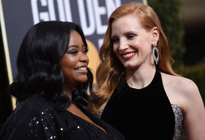 Actrices Octavia Spencer (rechts) en een van Hollywoods meest openlijk feministische actrices, Jessica Chastain. "We zijn hier voor de Time's Up-beweging. We zijn solidair", zei Jessica Chastain, die genomineerd is voor haar rol in de film 'Molly's game'.