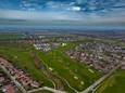 De Golfresidentie in Dronten met op de achtergrond het gebied waar 2000 tot 2500 woningen moeten komen.