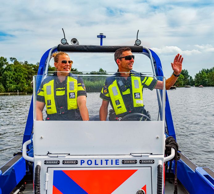 Politiemensen Jacobiene en John van bureau Mijdrecht, De Ronde Venen, surveilleren op deze zomerse en drukke dag op de Vinkeveense Plassen.