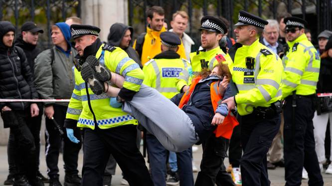 Tientallen arrestaties bij klimaatprotest buiten Brits parlement