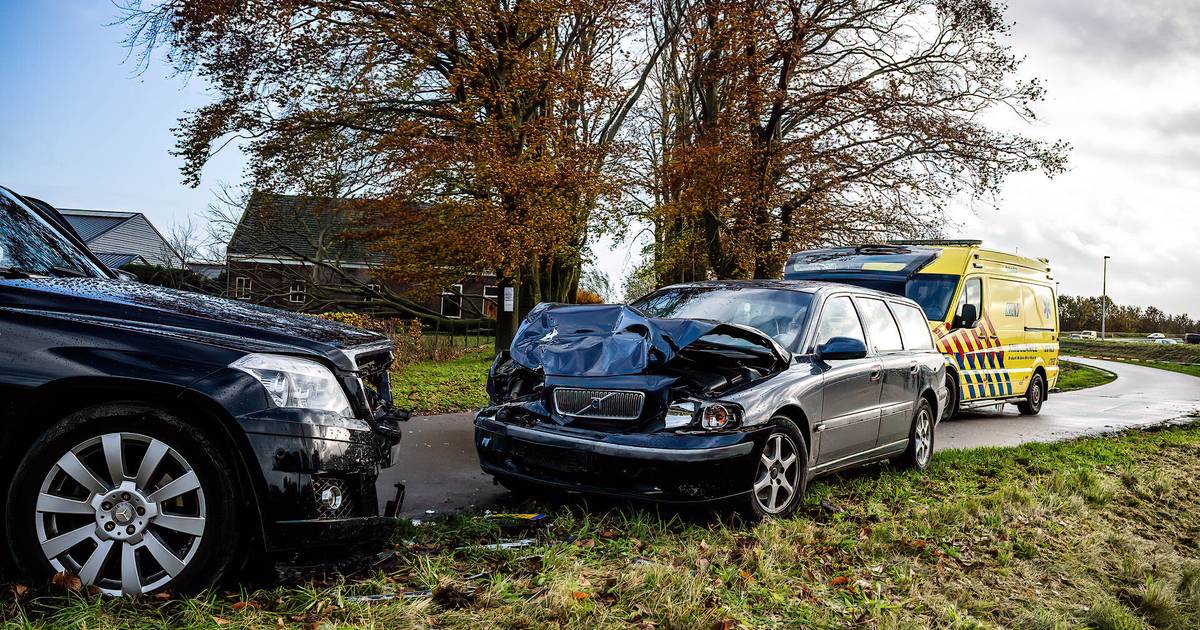 Drie gewonden bij frontale botsing tussen twee auto’s in Berkel-Enschot.
