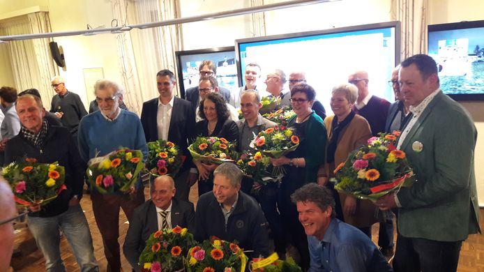 De voorlopige raad van Someren in de bloemetjes kort na de uitslag van de raadsverkiezingen in 2018 met vierde van rechts burgemeester Dilia Blok en geknield linksonder Guido Schoolmeesters.