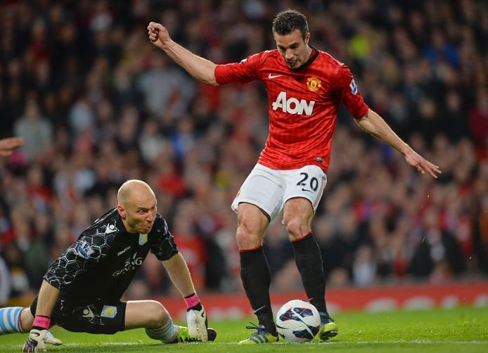 Robin van Persie schiet raak in de kampioenswedstrijd tegen Aston Villa in 2013.