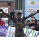 Toon Aerts is Belgisch kampioen veldrijden na beklijvend duel met Wout van Aert