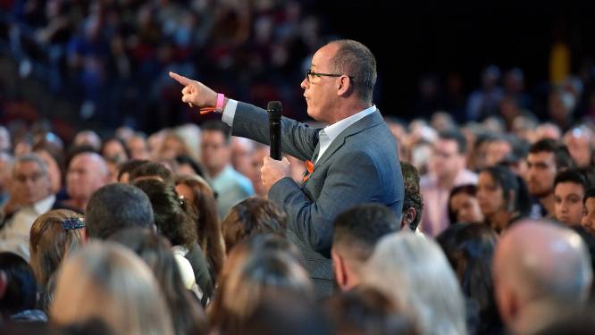 VIDEO: Vader slachtoffer schietpartij krijgt staande ovatie in debat met senator: "U kan niet eens zeggen dat dit een oorlogswapen was?"