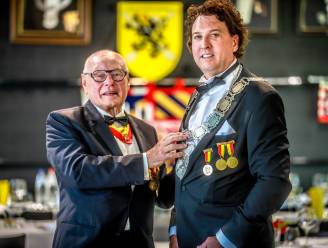 Horecabaas Fernand is ‘hoofdman voor het leven’ bij de aloude Sint-Sebastiaensgilde in Brugge: “Een gewéldige eer”