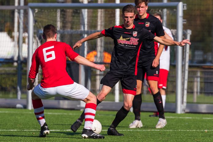 Ryan Jack van Avanti Wilskracht in actie tijdens het duel tegen RSC.