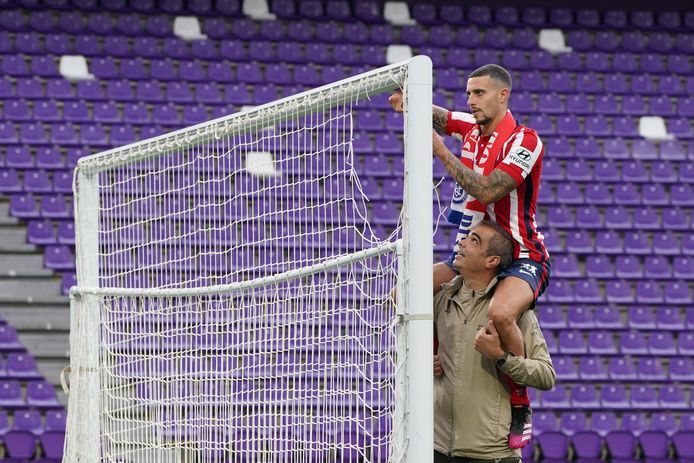Atlético Madrid-verdediger Mario Hermoso knipt een stuk van het net los na het behalen van de landstitel met een zege op Real Valladolid.