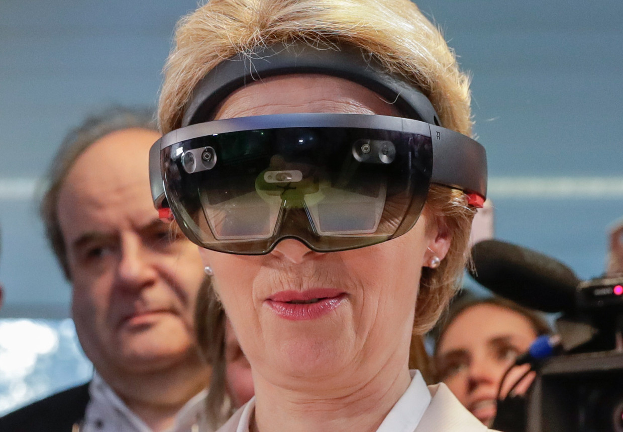 Voorzitter van de Europese Commissie Ursula von der Leyen test een AR-bril (Augmented Reality).  Beeld EPA
