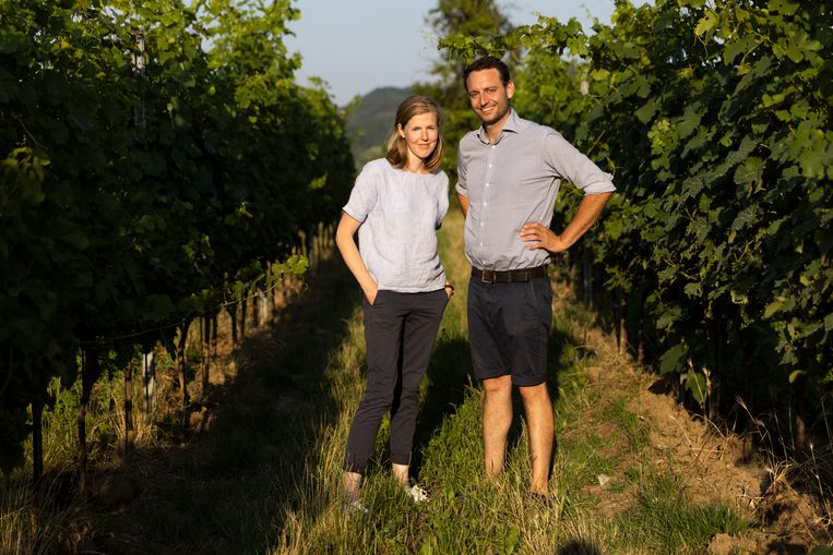 Maria en Josef Maier op hun Biohof Weingut Geyerhof. Sinds 1988 produceren ze biologische wijn. Bij een ‘traditionele’ boer, even verderop, zijn een paar wijnterrassen ingezakt door hevige regenval. ‘Dat is wat er gebeurt als je alle begroeiing, inclusief het onkruid, weghaalt.’ Beeld Julius Schrank