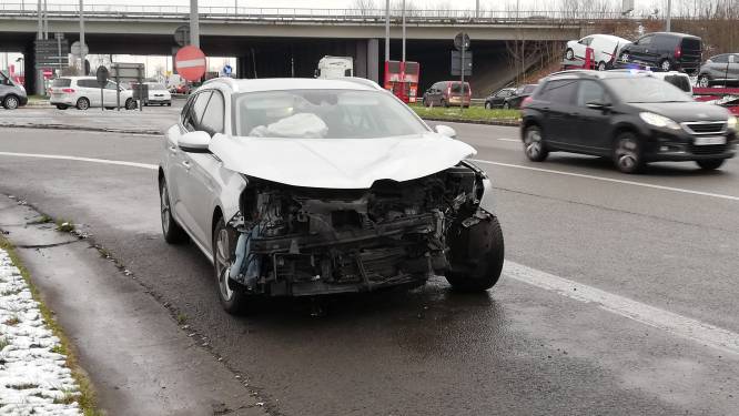 Ongeval aan op- en afritten Oudenaardsesteenweg: één gewonde en verkeerschaos