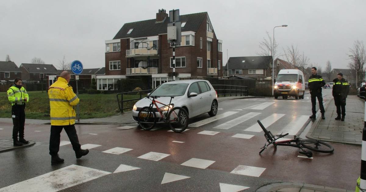 Twee mountainbikers zwaargewond na aanrijding in Rijssen.