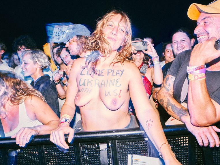 Sommige festivalgangers laten gewoon élk bovenstuk achterwege. Beeld Thomas Sweertvaegher