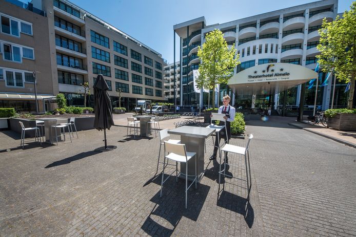 Voor de deur van Theaterhotel in Almelo is een nieuw terras gecreëerd, om gasten van een foodtruck te verwelkomen.
