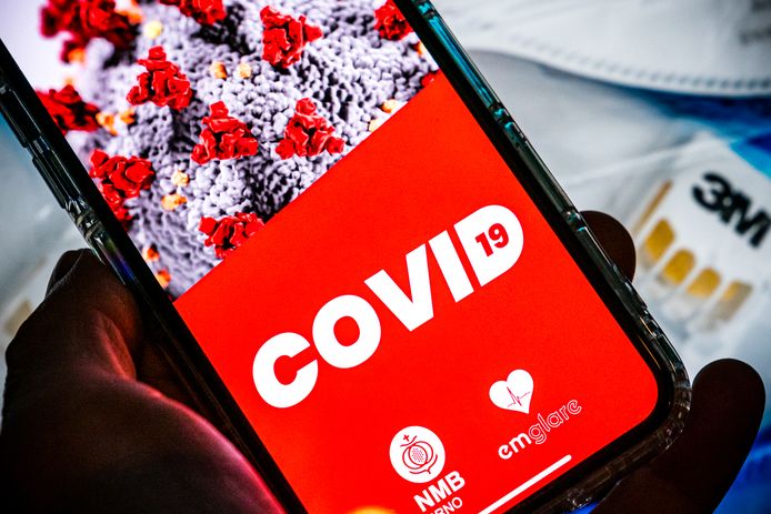 Een mobiele telefoon met een covid-app. De overheid wil via een dergelijke app het coronavirus beter monitoren in Nederland.