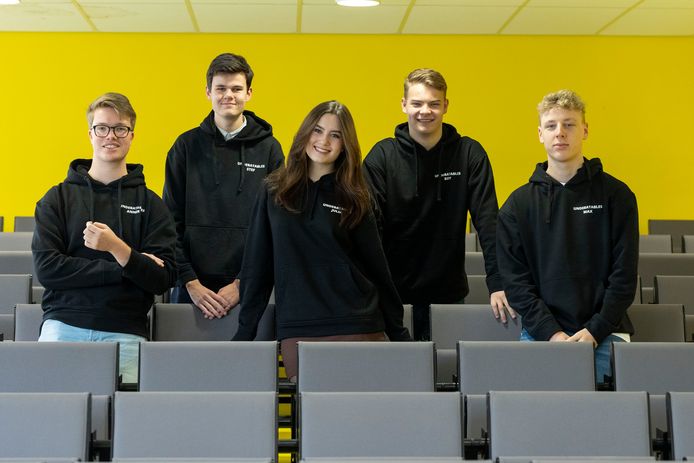 Het debatteam van Het Noordik gaat naar het NK. Vanaf links: Anner Kramer, Stef Kleine Staarman, Julia Gerritsen, Roy Davenschot en Max Hospers.