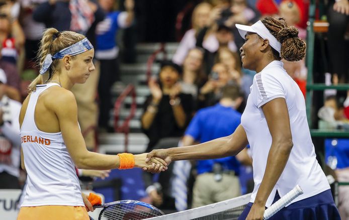 Venus Williams neemt de felicitaties van Arantxa Rus in ontvangst.