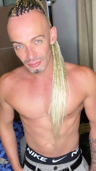 Overdag is hij kapper, maar na zijn uren wordt Steve (36) pornoacteur Fabio Godi op OnlyFans: “Al op spoed gezeten na viagra en een penisring, maar het betaalt héél goed”