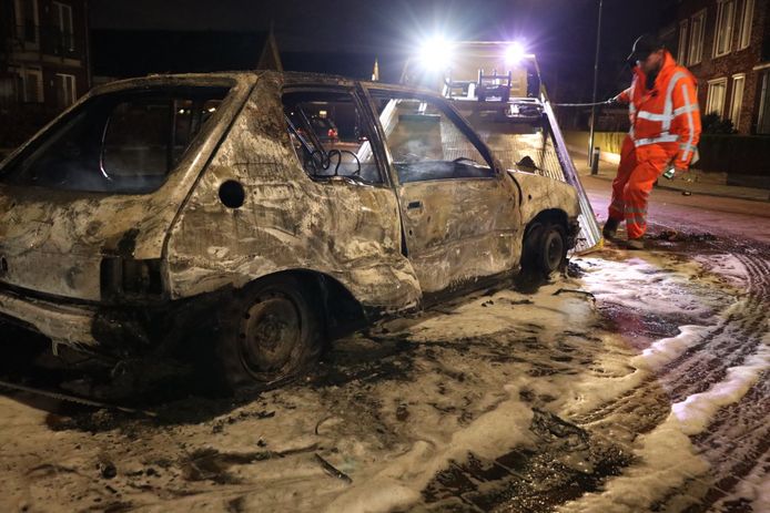 Auto gaat in vlammen op op beruchte kruising in Veen