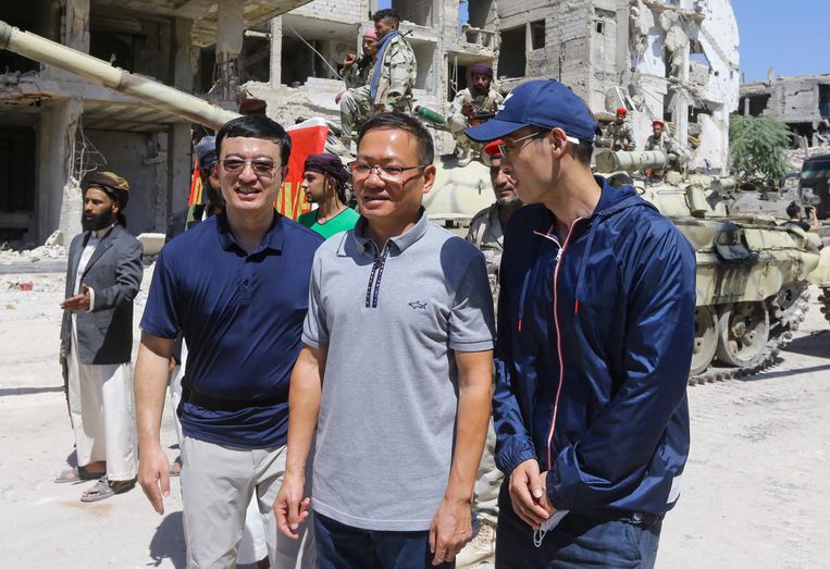 De Chinese ambassadeur in Syrië Feng Biao (m.) brengt een bezoek aan de set.   Beeld AFP