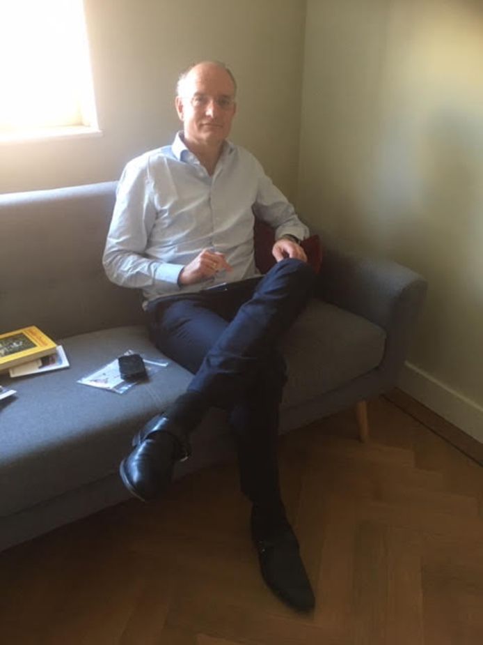 Onno van Veldhuizen gisteren als thuiswerker in Enschede: laptop opschoot en telefoon binnen handbereik.