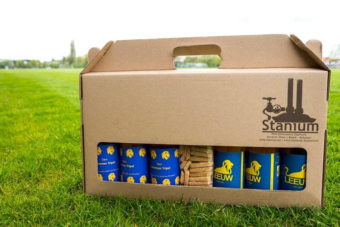 Een bierpakket van de Supportersfederatie van Waasland-Beveren.