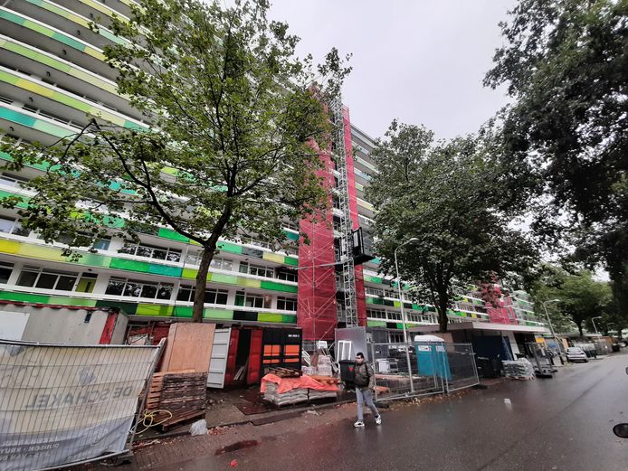 De renovatie van de L-flat is een monsterproject. Alle 728 huisnummers krijgen een grote beurt.