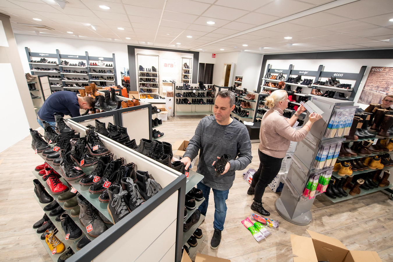 Drie winkels in Wierden sluiten maar Schuurman Schoenen komt