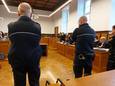 De verdachten werden door acht medewerkers van justitie de rechtszaal in- en uitgeleid.