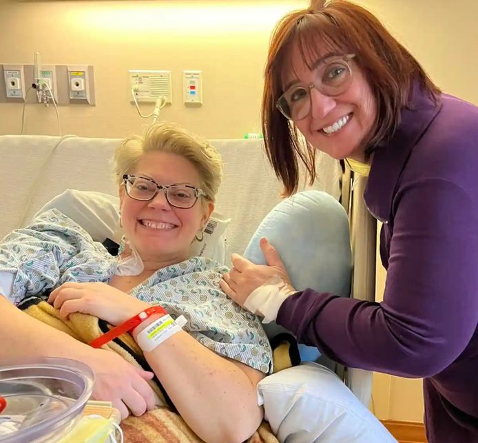 Kristi Hadfield (R) met Molly Jones (L) na de niertransplantatie.