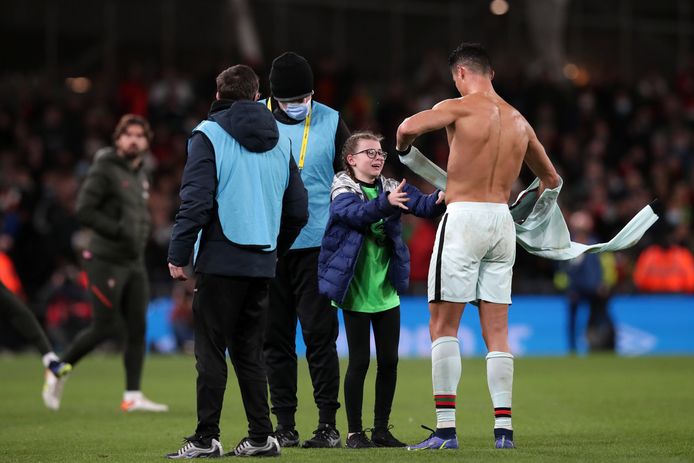 Cristiano Ronaldo gaf z'n shirt aan een jonge Ierse fan.