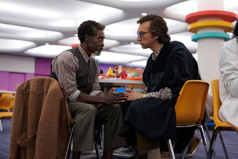 Don Cheadle en Adam Driver in ‘White Noise’. Beeld 