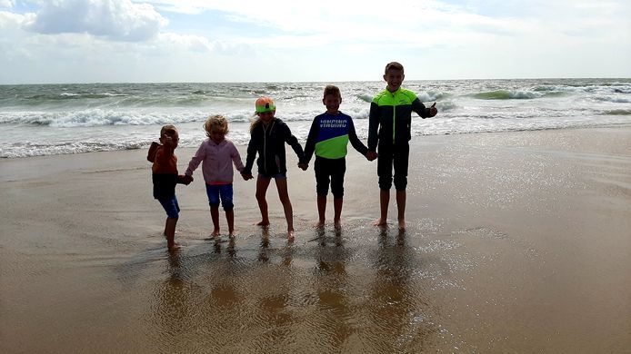 HANDJEVOL - Warm of koud weer met of zonder jas, de kleinkinderen van Meino spelen altijd op het strand van Zoutelande en genieten van het zeewater dat over hun voeten rolt.