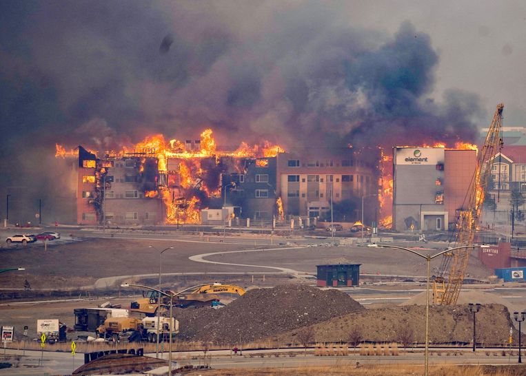 Huizen en gebouwen vatten door de natuurbranden vlam in de wijk Superior in Boulder, Colorado. Beeld via REUTERS