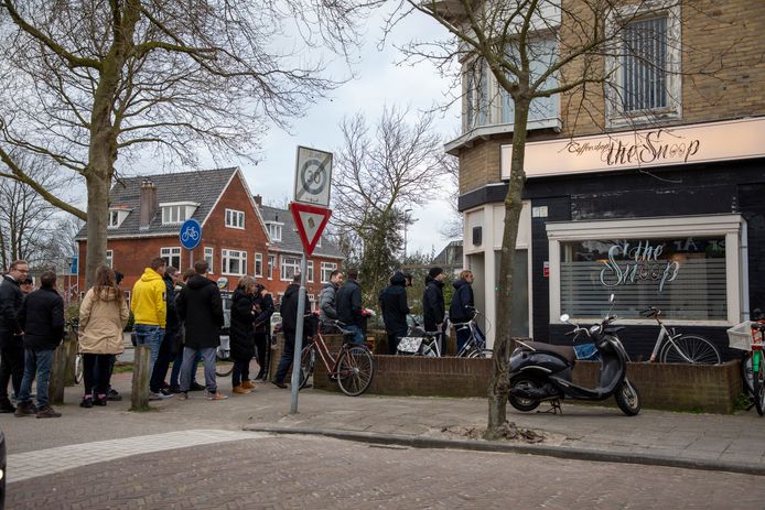 Voor de coffeeshop aan de Rijksstraatweg in Haarlem-Noord zijn zondagmiddag lange rijen met wachtenden komen te staan.