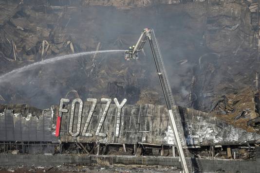 Op beelden van het leger is te zien hoe brandweerlieden nog altijd de brand in Odesa nablussen, die ontstaan was na een Russische drone-aanval.