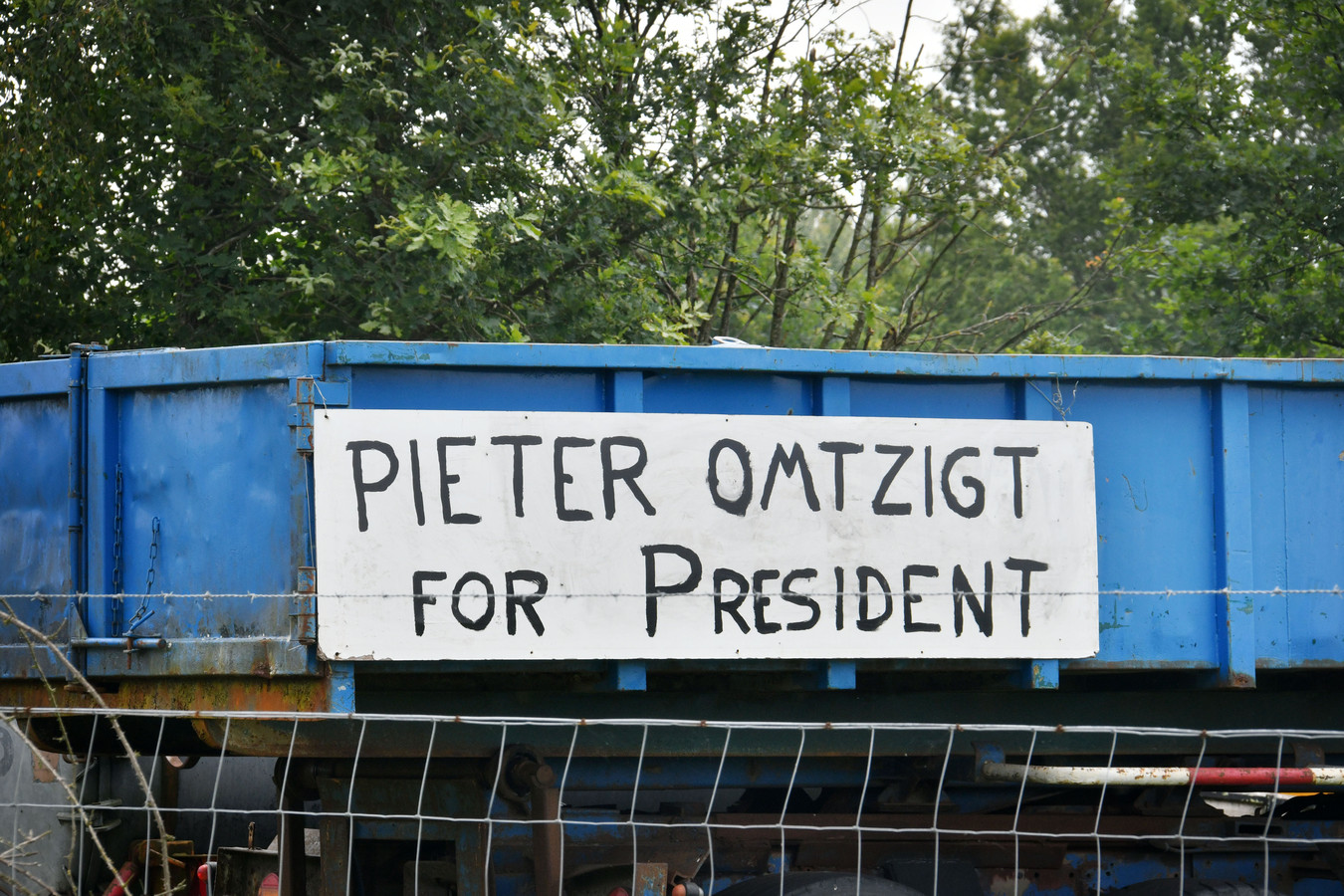 'Pieter Omtzigt for president' staat er op een bord langs de N35 tussen Glanberburg en Gronau.