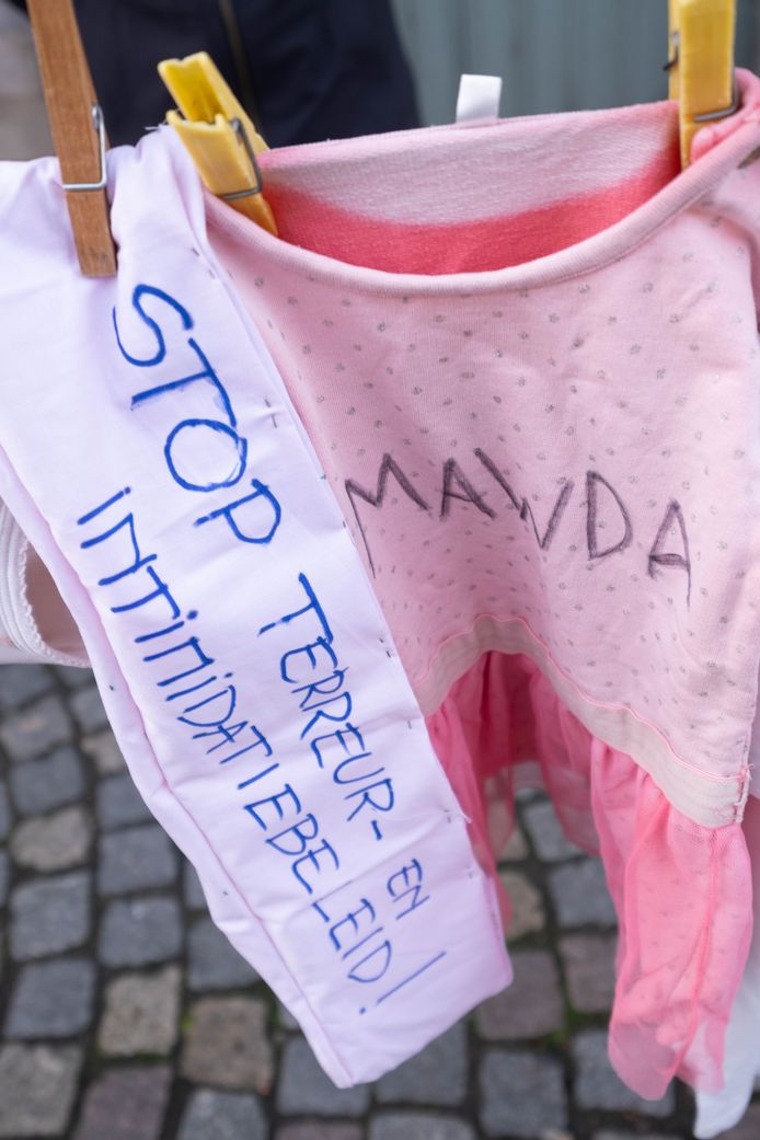 weigeren te rechtvaardigen spleet Wasdraad met kinderkleedjes herdenkt Mawda: “Niets rechtvaardigt dat de  politie schiet op een busje vol mensen op de vlucht” | Mechelen | hln.be