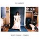 Op de ‘White Chalk – Demos’ zingt PJ Harvey hoog en soms een beetje vals
