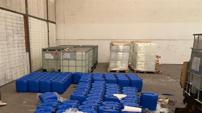 Behalve een ongekende hoeveelheid levensgevaarlijk fentanyl in Eindhoven, vond de politie ook honderden vaten met drugsgrondstoffen in Duitsland