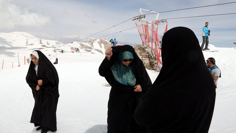 Iraanse vrouwen in het skiresort Tochal, nabij Teheran. Beeld epa
