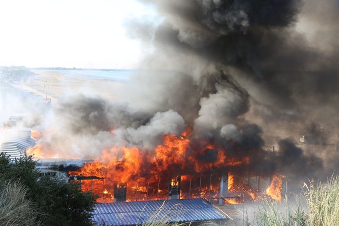 Voor de brandweer is het belangrijk om te voorkomen dat de brand in de strandtent, die dicht tegen het duingebied aan staat, overslaat naar de duinen.